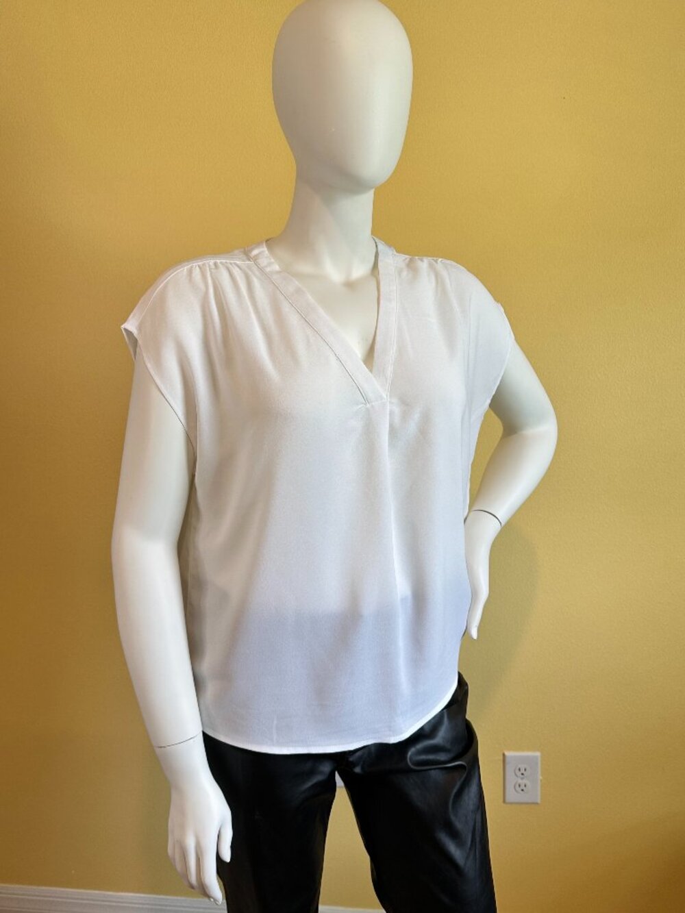 Banana Republic White V-Neck Cap Sleeve Blouse Top Size Large
